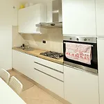 Apartment La - Animal House *
